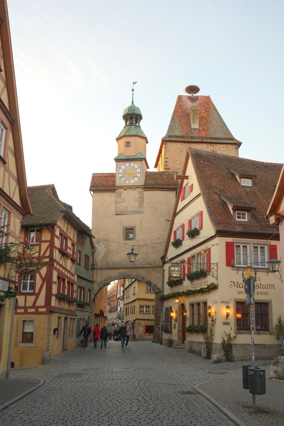 Torre y calle empedrada de Rothenburg ob der Tauber, Alemania