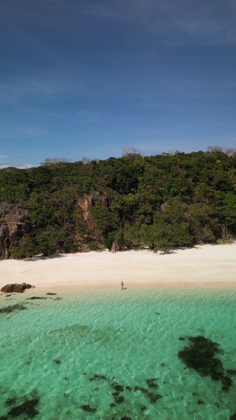 Playa de arena blanca y agua turquesa en Palawan, Filipinas