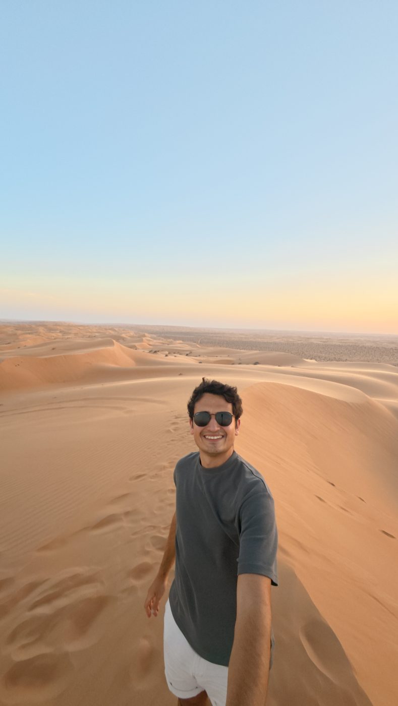 Ariel en las dunas del desierto de Wahiba, Omán