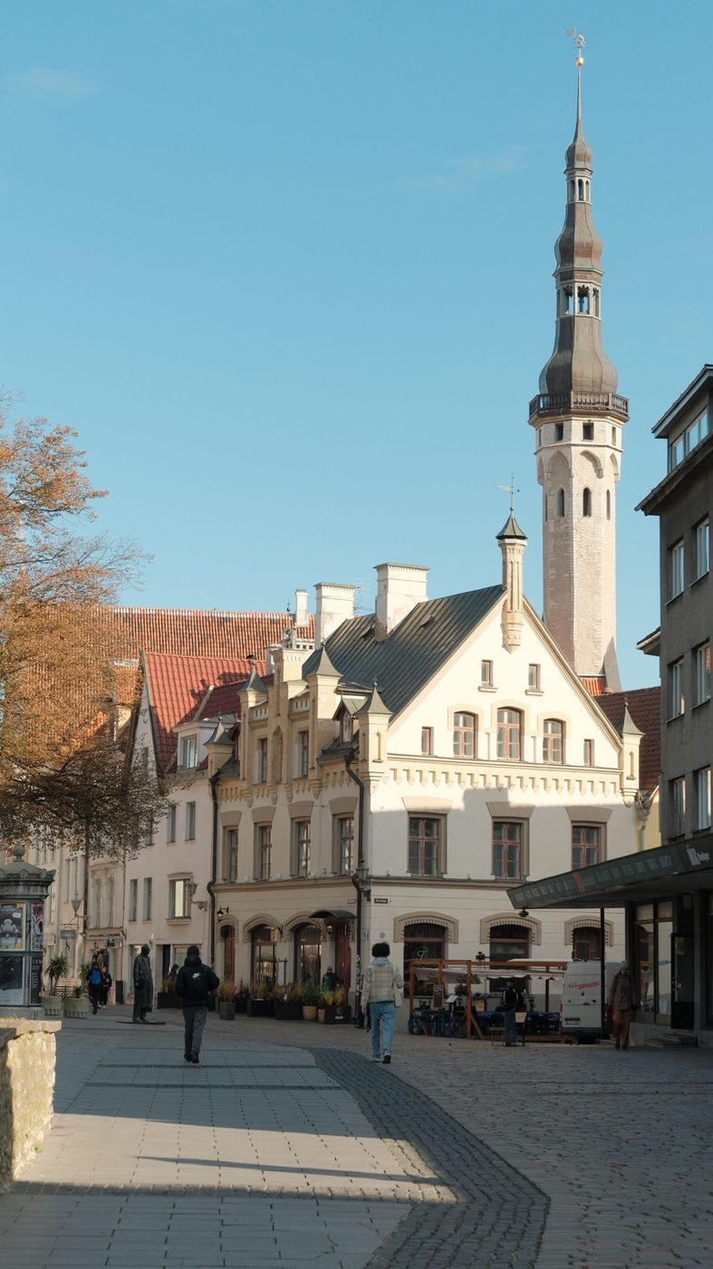 Plaza con torre de iglesia en Estonia