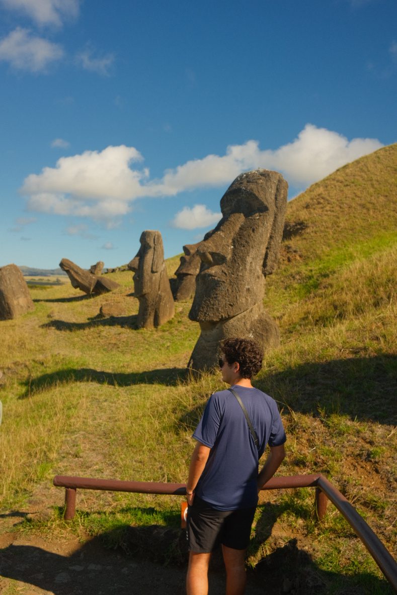 Moáis en las laderas de Rapa Nui, Isla de Pascua