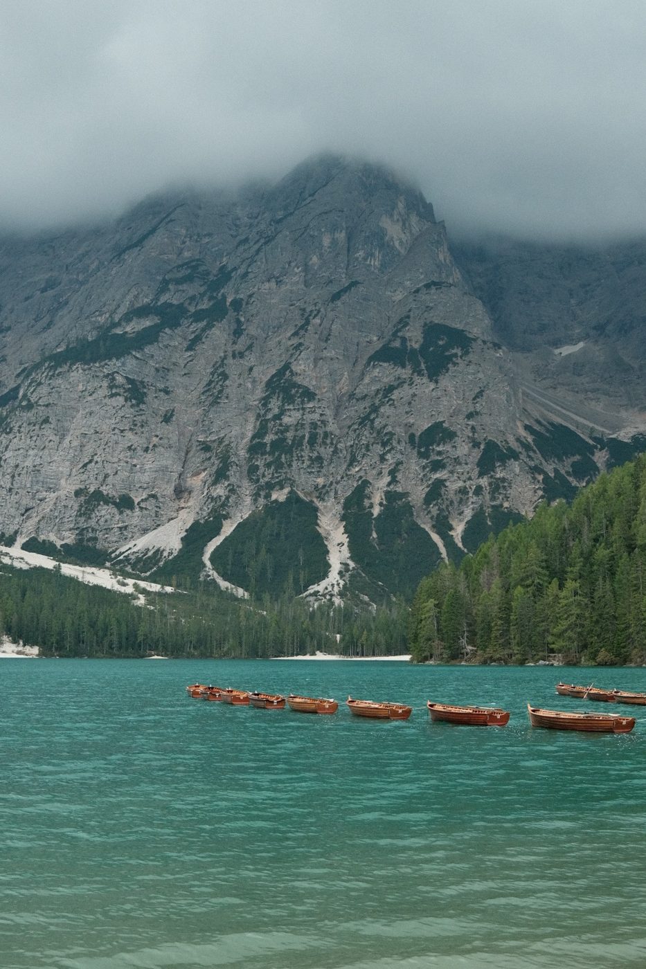 Lago de Braies con botes de madera, en las Dolomitas