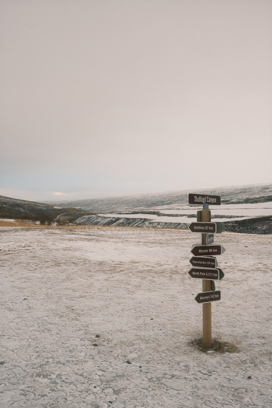 Señalética en un paisaje nevado de Islandia